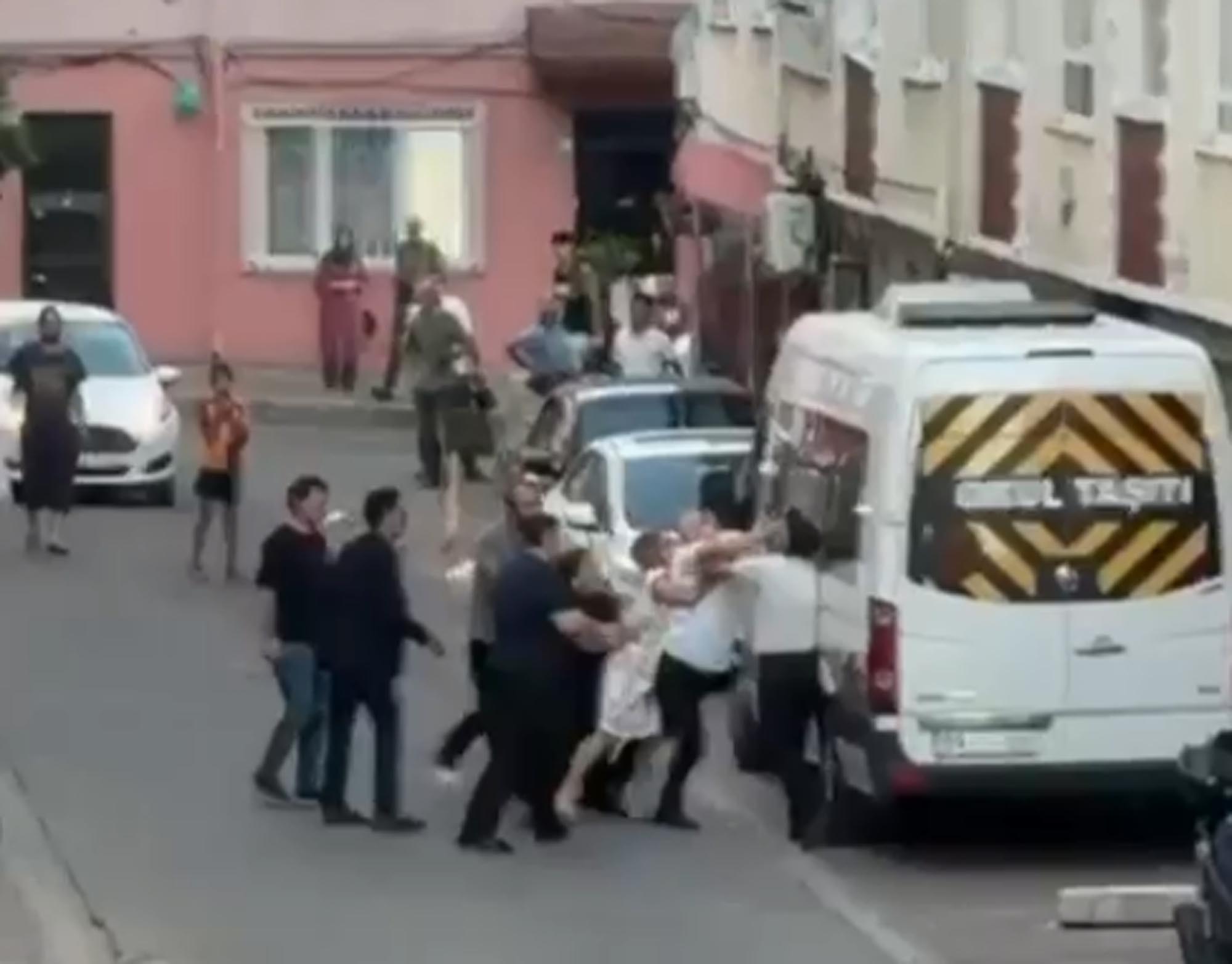 Komşuların keserli yumruklu kavgası kamerada!