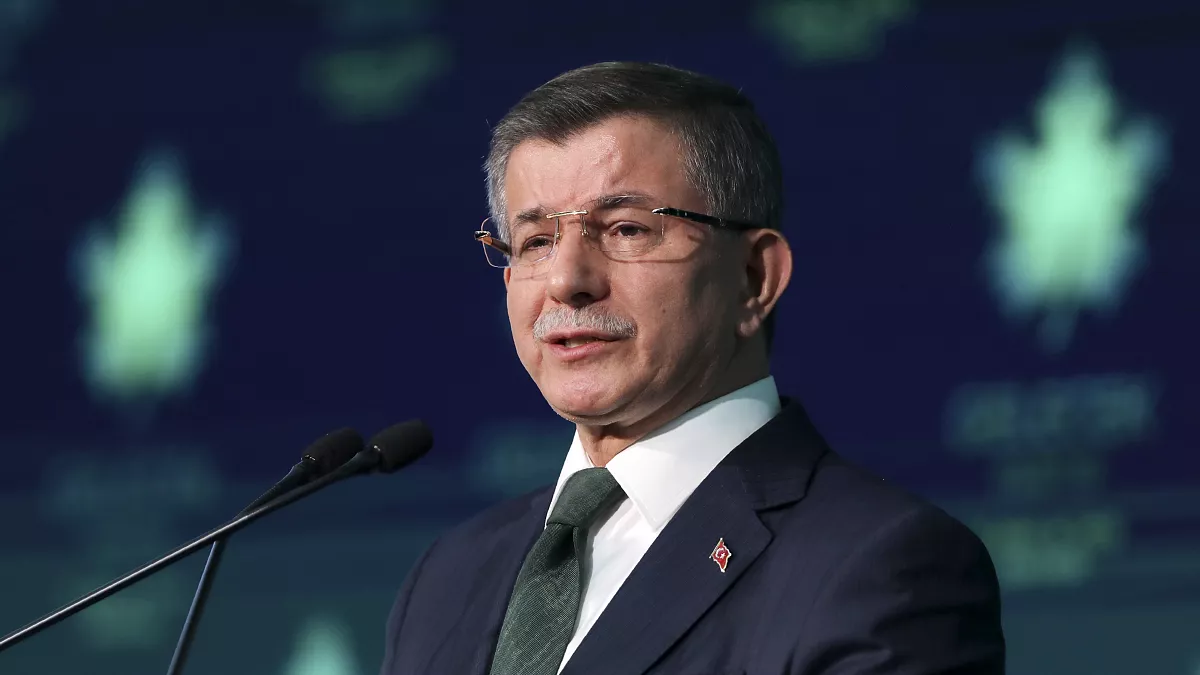 Gelecek Partisi'ni feshetti! Parti siyasetinden de çekilme kararı aldı