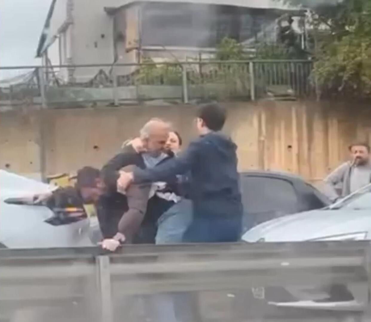 Beykoz’da trafikte tekmeli yumruklu kaynak kavgası! 