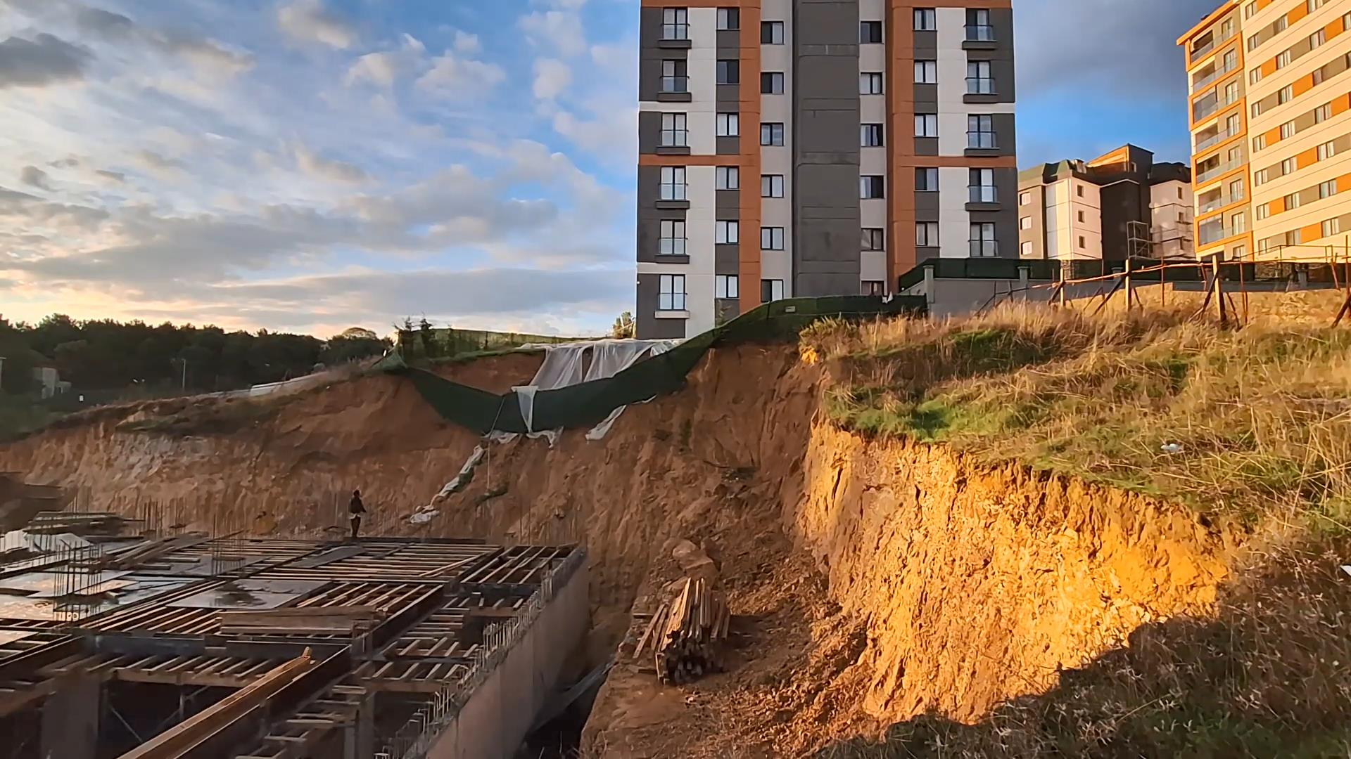 Pendik’te inşaattaki toprak kayması sonucu 9 katlı apartman tahliye edildi!