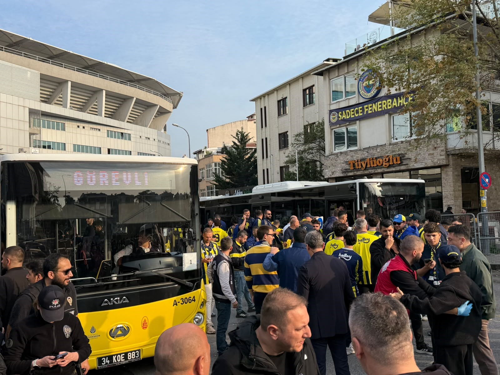 Galatasaray derbisi öncesi Fenerbahçe taraftarı Kadıköy'de toplandı!