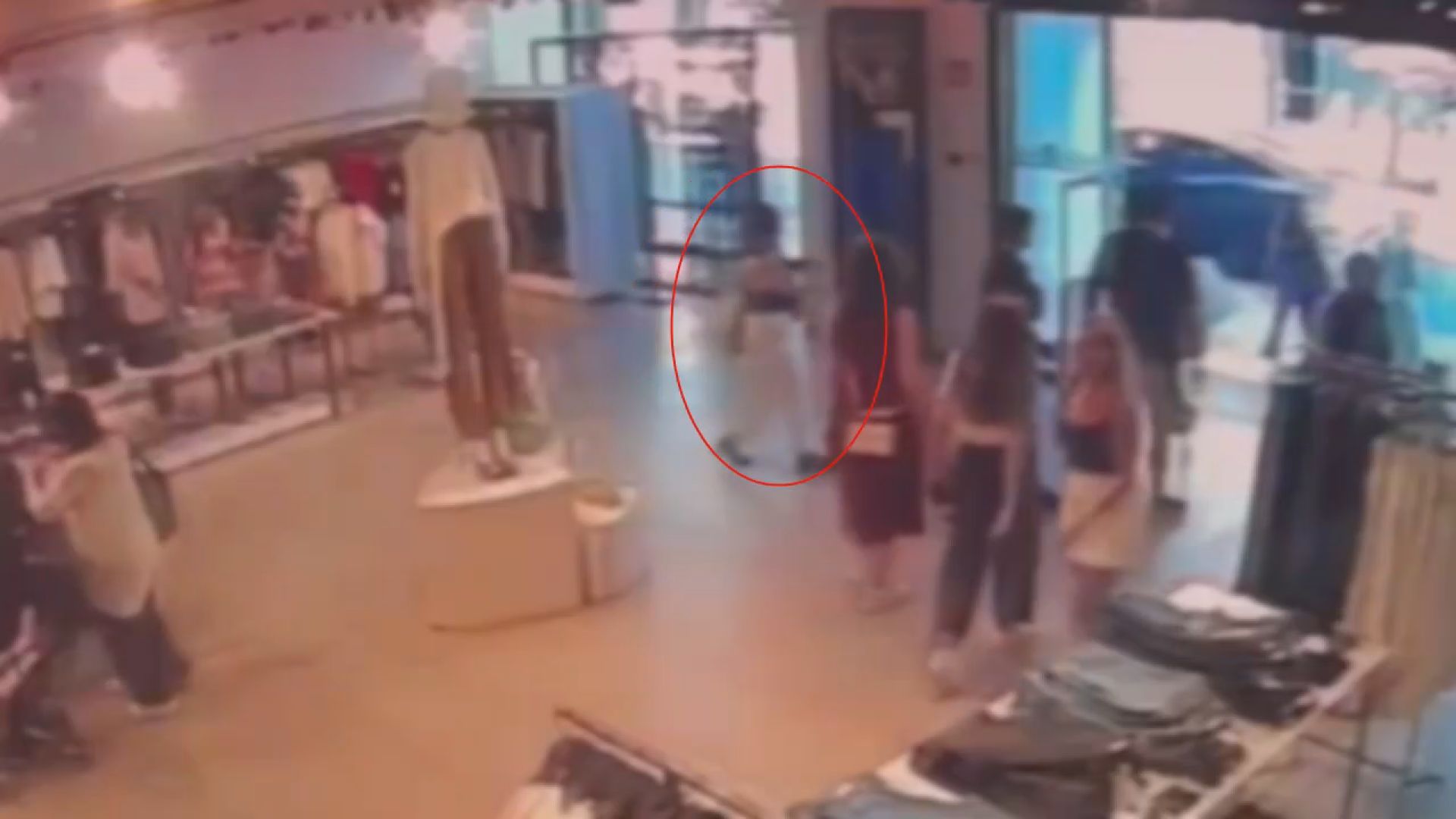 Nişantaşı’nda mağazadan aldığı ürünlerin ücretini ödemeden çıkan kadın ressam yakalandı