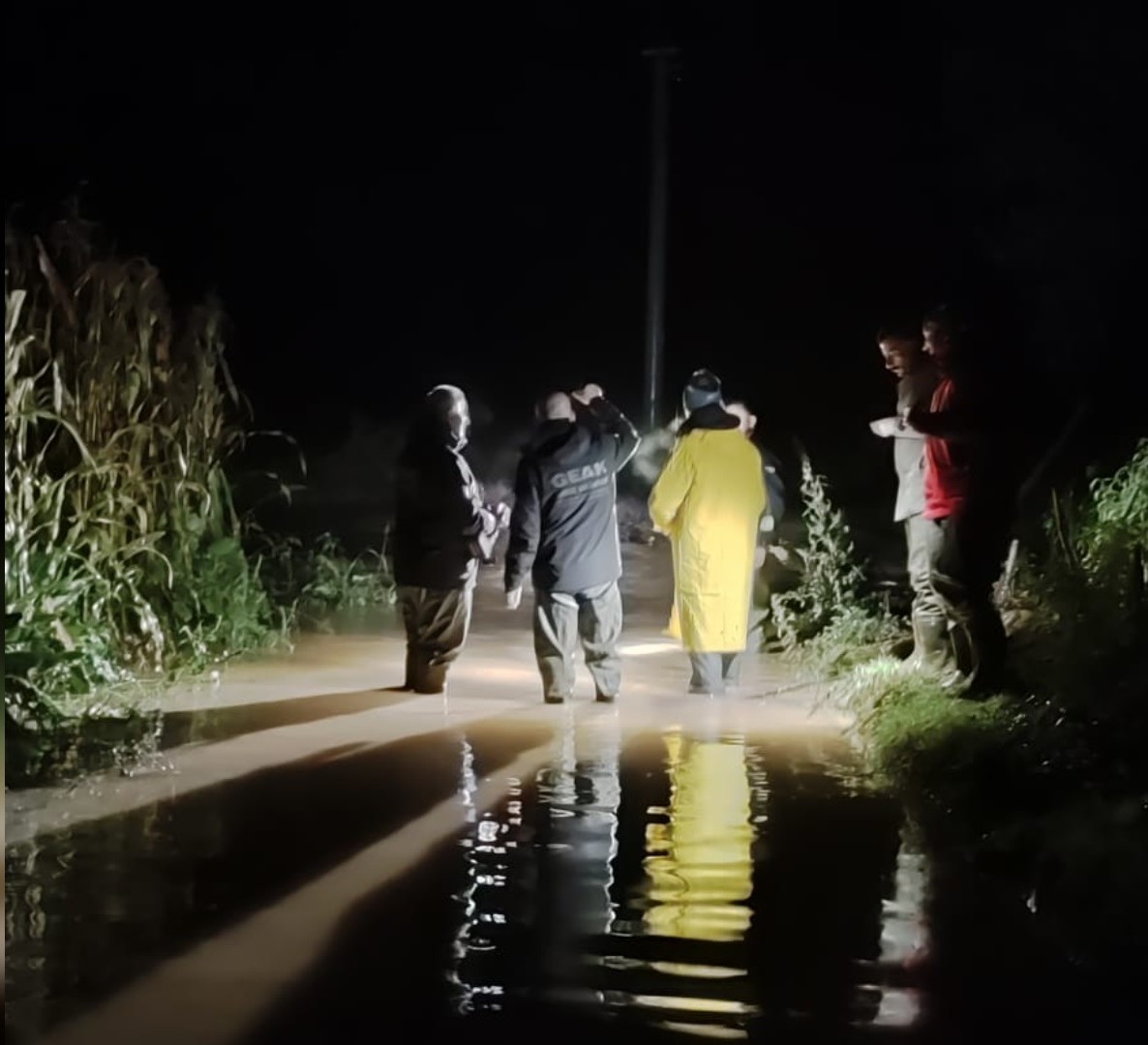 Dereye düşen cipin sürücüsü kurtuldu, kayıp 2 kişi aranıyor!