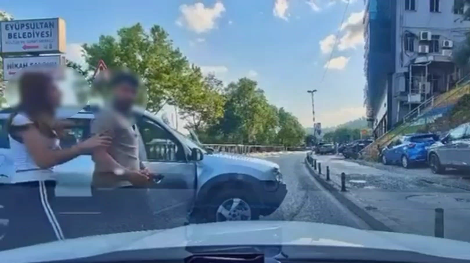 Trafikte dehşet! Canım burnumda, kafanı keserim