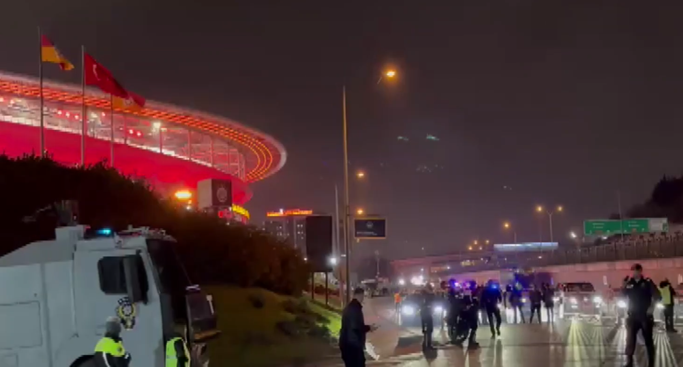Dev derbide Galatasaray ve Fenerbahçe stada geldi