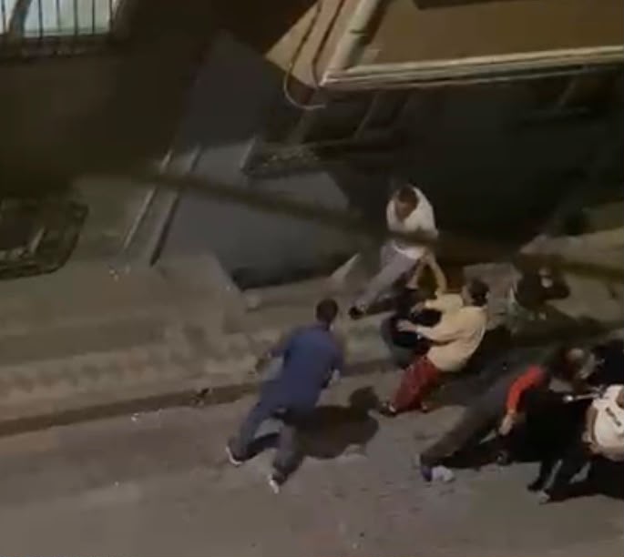 İstanbul'da dehşet! Akrabaların sokağa taşan kavgasında bir kadın yumrukla darbedildi