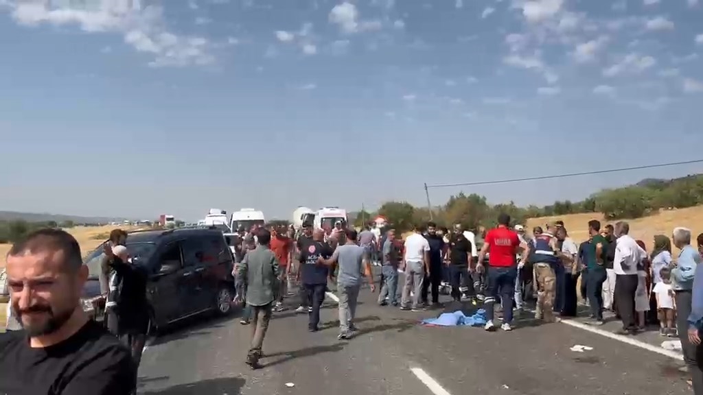 Nişan yolunda facia! Devrilen minibüsteki 5 kişi öldü 11 kişi de yaralandı