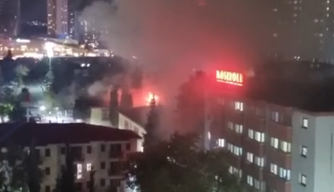 Kartal'da hastanenin çatısında yangın çıktı hastalar tahliye edildi!