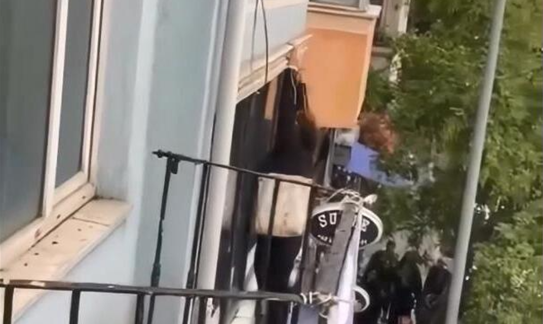 Beyoğlu’nda 'İmdat polis yok mu' diye bağırdı; çıktığı otel tabelasından düşerek yaralandı