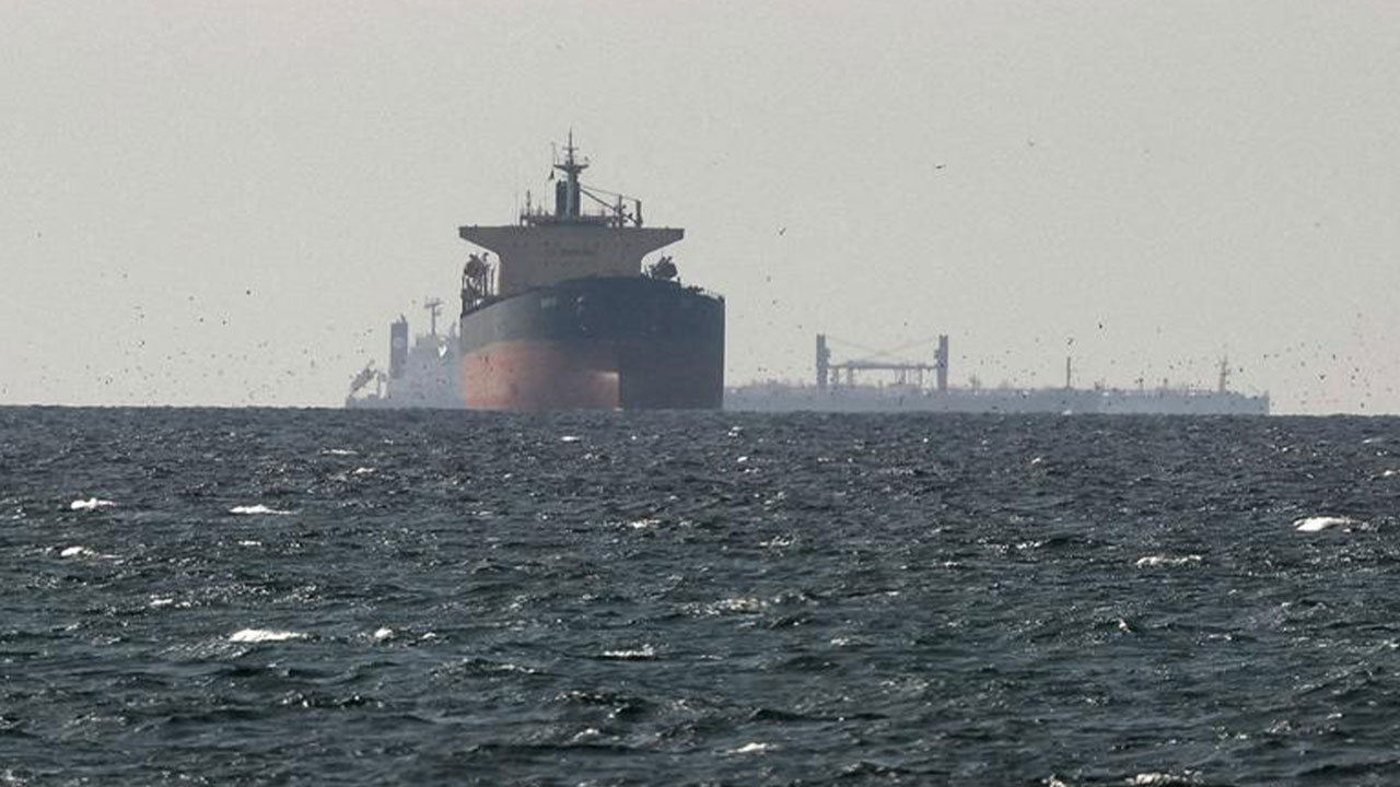 Hürmüz Boğazı'nda abluka! 53 geminin rotası değişti, 2 gemiye el konuldu