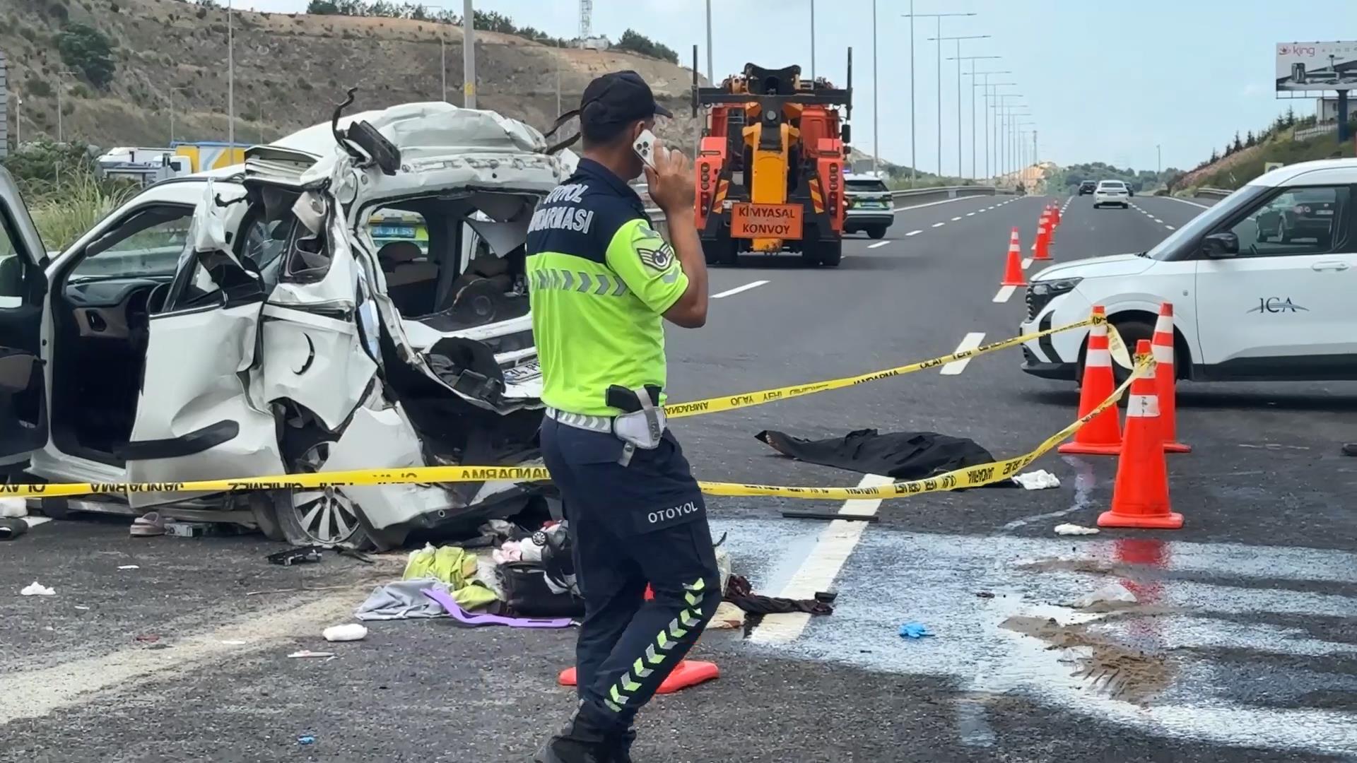 Sarıyer Kuzey Marmara Otoyolu'nda kamyon ile hafif ticari araç çarpıştı; 1'i çocuk 3 ölü!