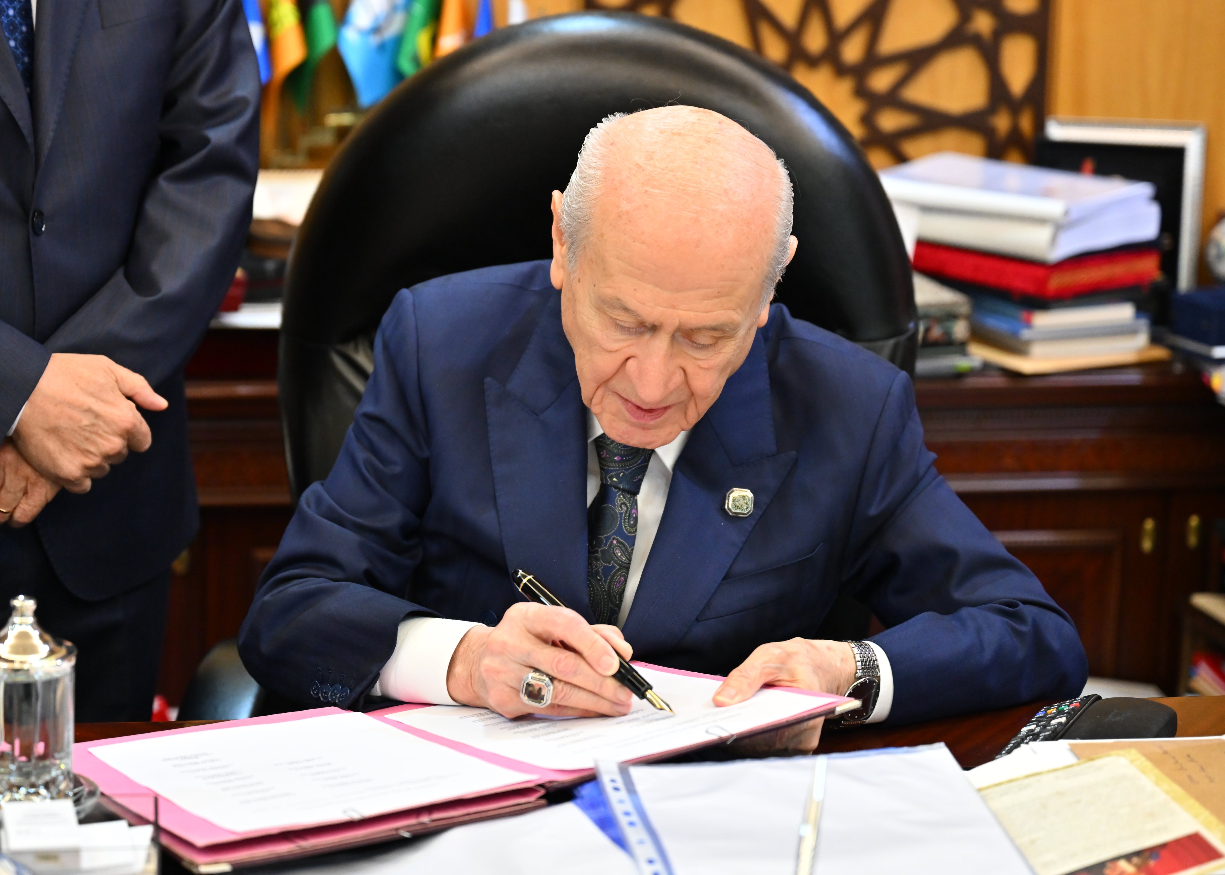 Çerçeve yasa teklifinin ismi belli oldu! Bahçeli imzayı attı