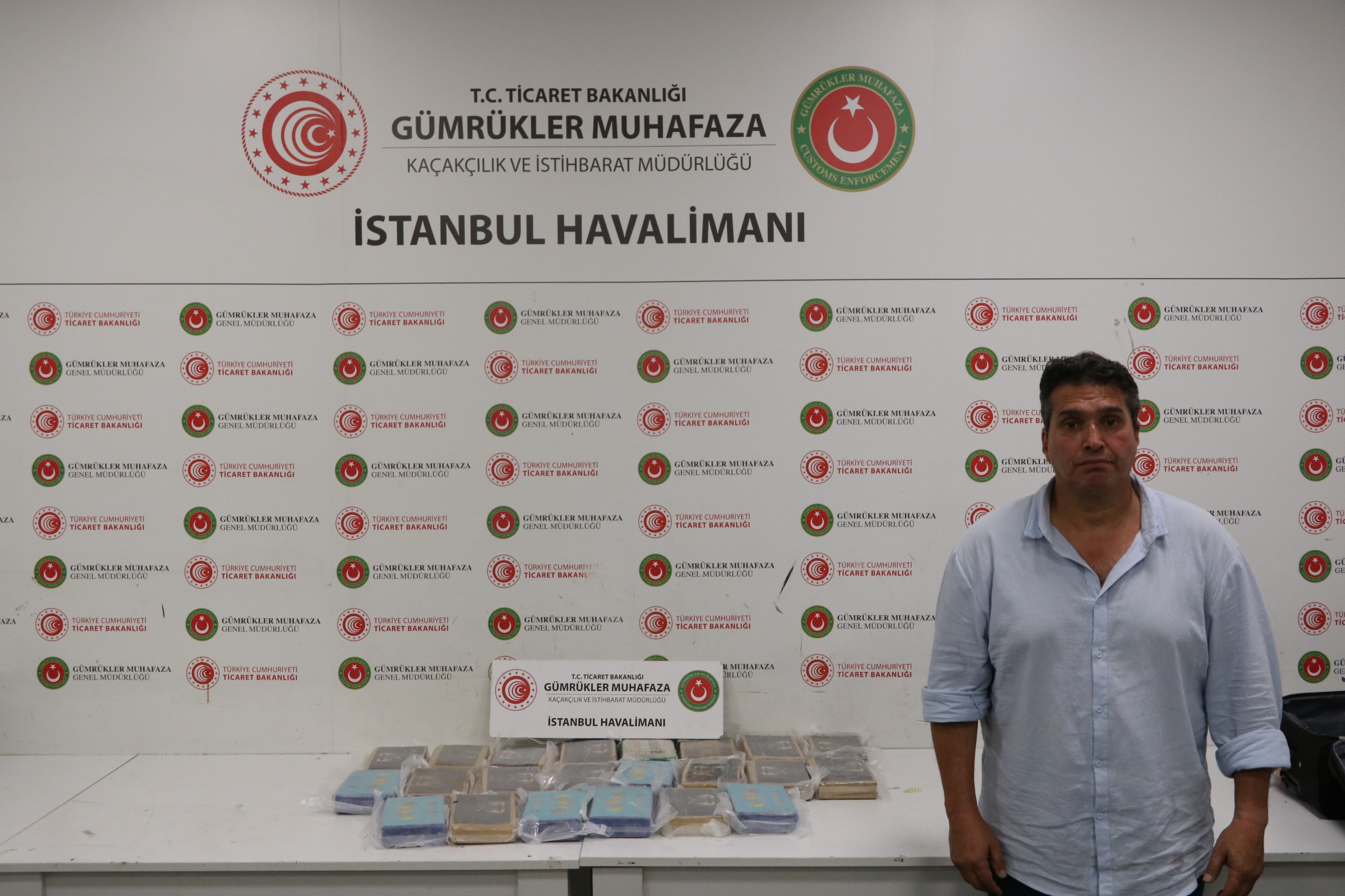 Pilot kıyafetiyle İstanbul Havalimanı’na gelen uyuşturucu kuryesi her yerde aranıyor