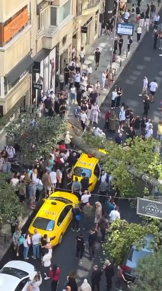 Şişli’de ağaç devrildi; yol trafiğe kapandı