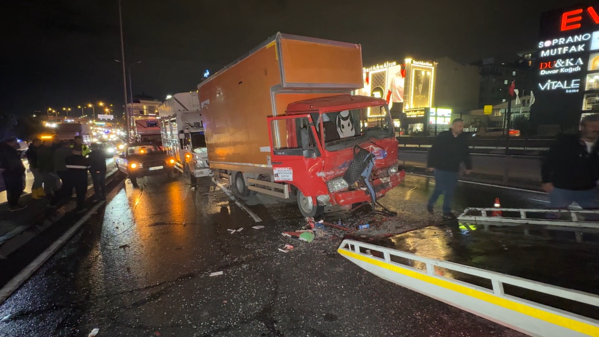Avcılar'da 4 aracın karıştığı zincirleme kazada 4 kişi yaralandı!