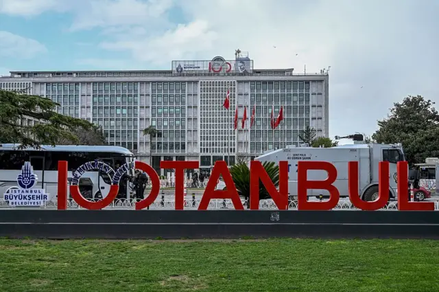 İBB’ye yeni operasyon dalgası! Üst düzey isimlerin de aralarında bulunduğu 12 kişi gözaltında