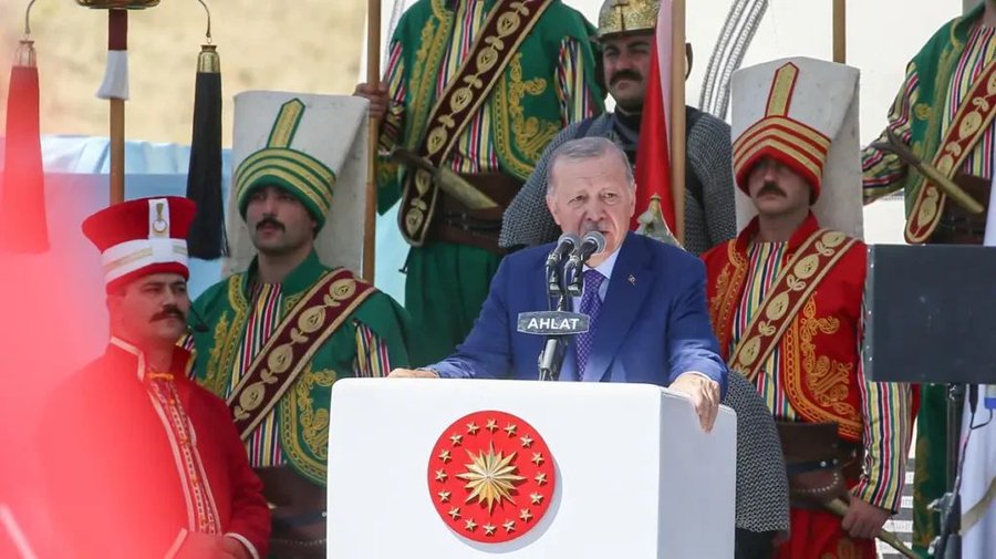 Cumhurbaşkanı Erdoğan: Anadolu'nun düğümü, Ahlat'ta çözülmüştür. Kudüs ve İstanbul, Ahlat'ta vücut bulan imanla fethedilmiştir