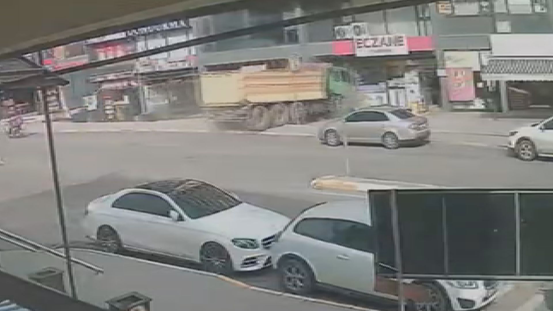 Pendik'te hafriyat kamyonu eczaneye daldı! 7 yaralı