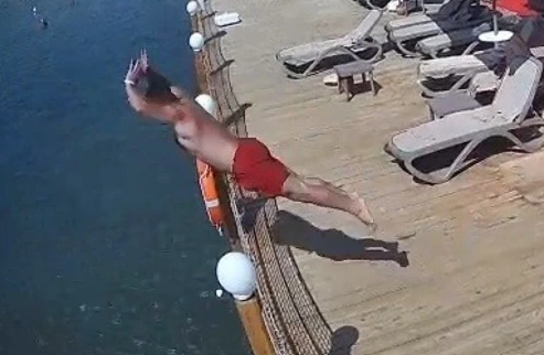 Sığ suya balıklama atlayan tatilci can verdi!