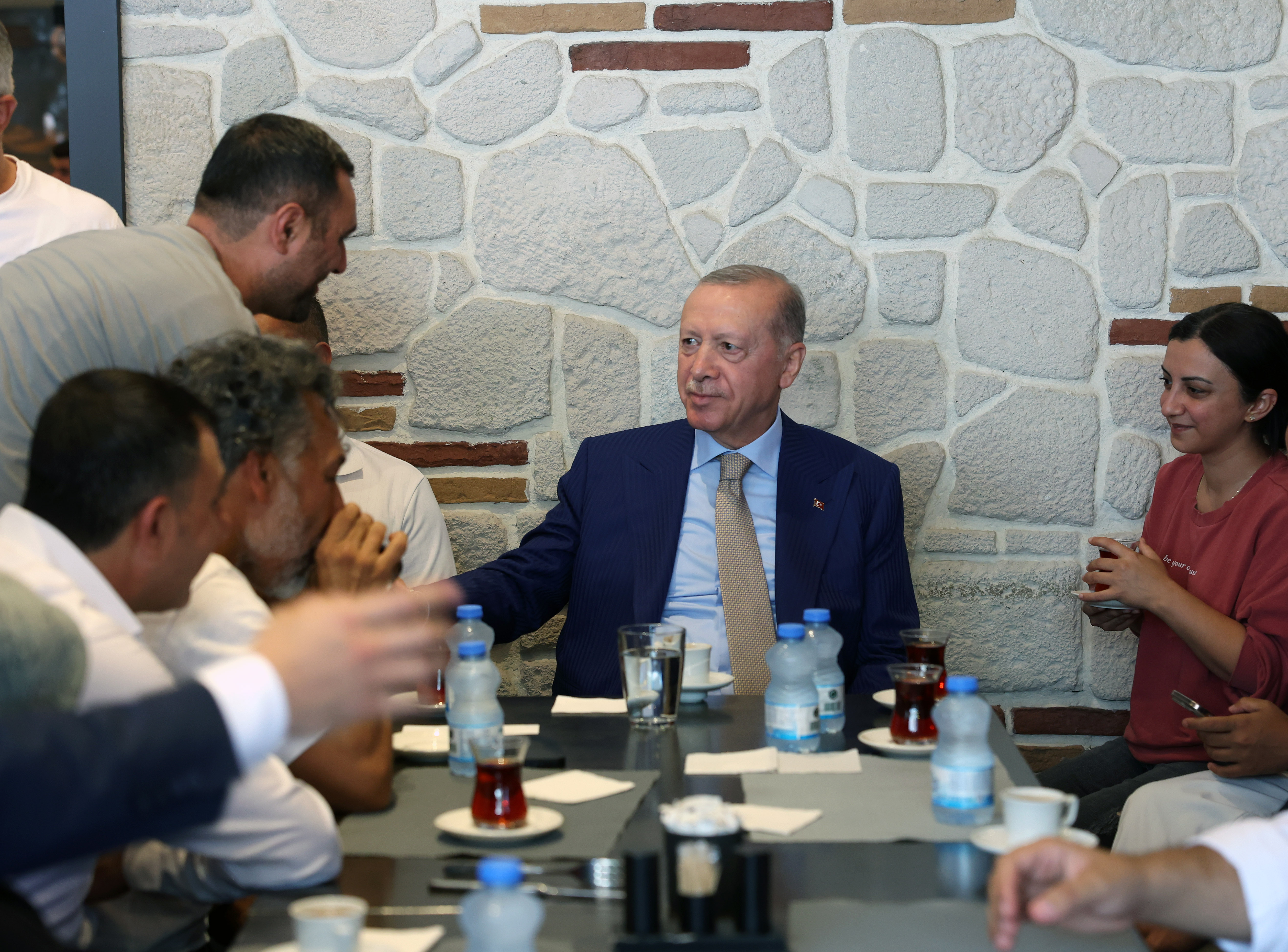 Cumhurbaşkanı Erdoğan, Üsküdar'da esnafı ziyaret etti