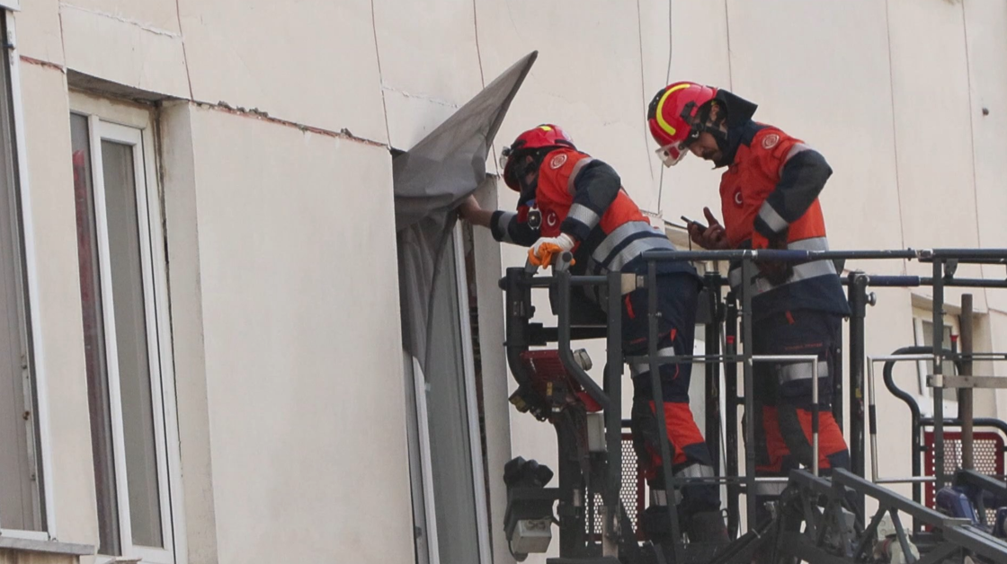 Maltepe'de itfaiye ekipleri çökmeyen katları kontrol etti: 'Sesimi duyan var mı?'