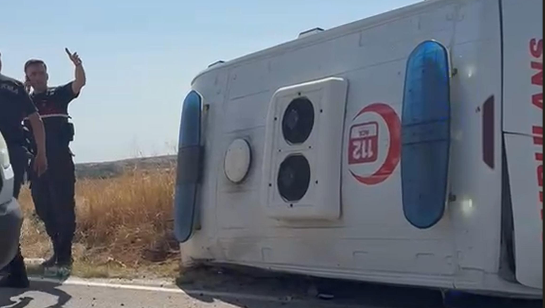 Zincirleme kazaya karışan ambulans devrildi: 3'ü sağlık personeli, 5 yaralı