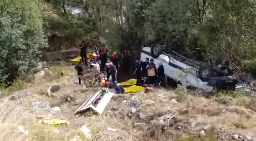 Sivas'ta minibüs uçuruma yuvarlandı; 4 ölü 10 yaralı