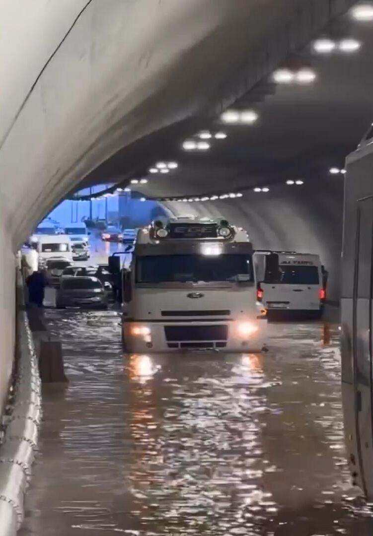 Sabiha Gökçen Havalimanı'nda tüneli su bastı! Araçlar mahsur kaldı