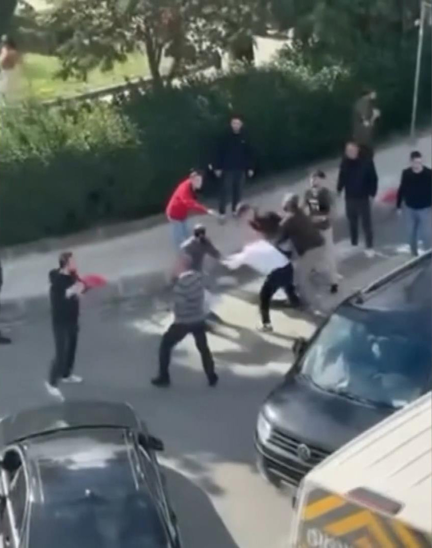 Bayrampaşa'da sürücülerin yol kavgası kamerada