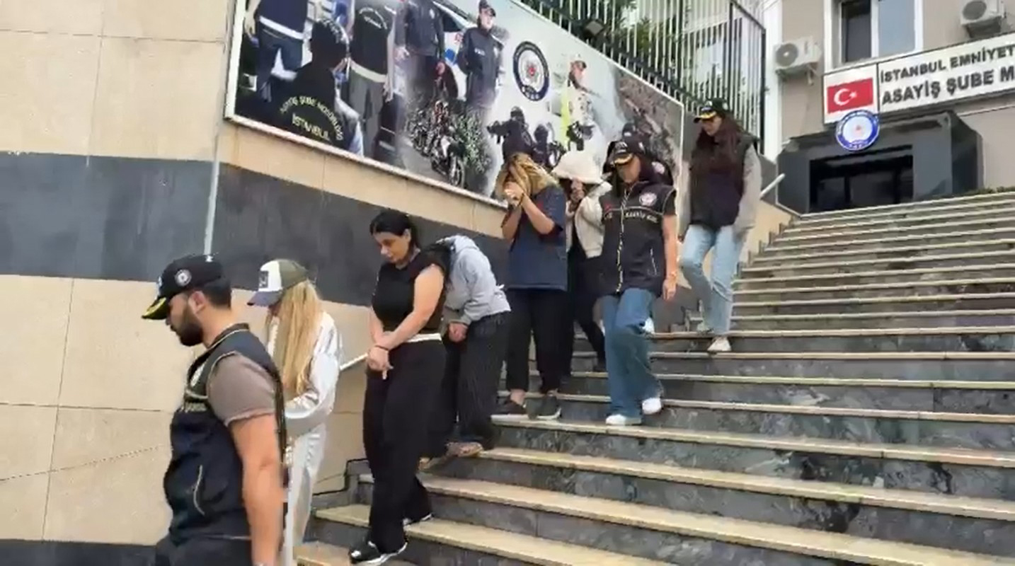 İstanbul'da 'Masöz aranıyor' ilanına başvuran kadınları fuhuşa yönlendiren 15 şüpheli yakalandı