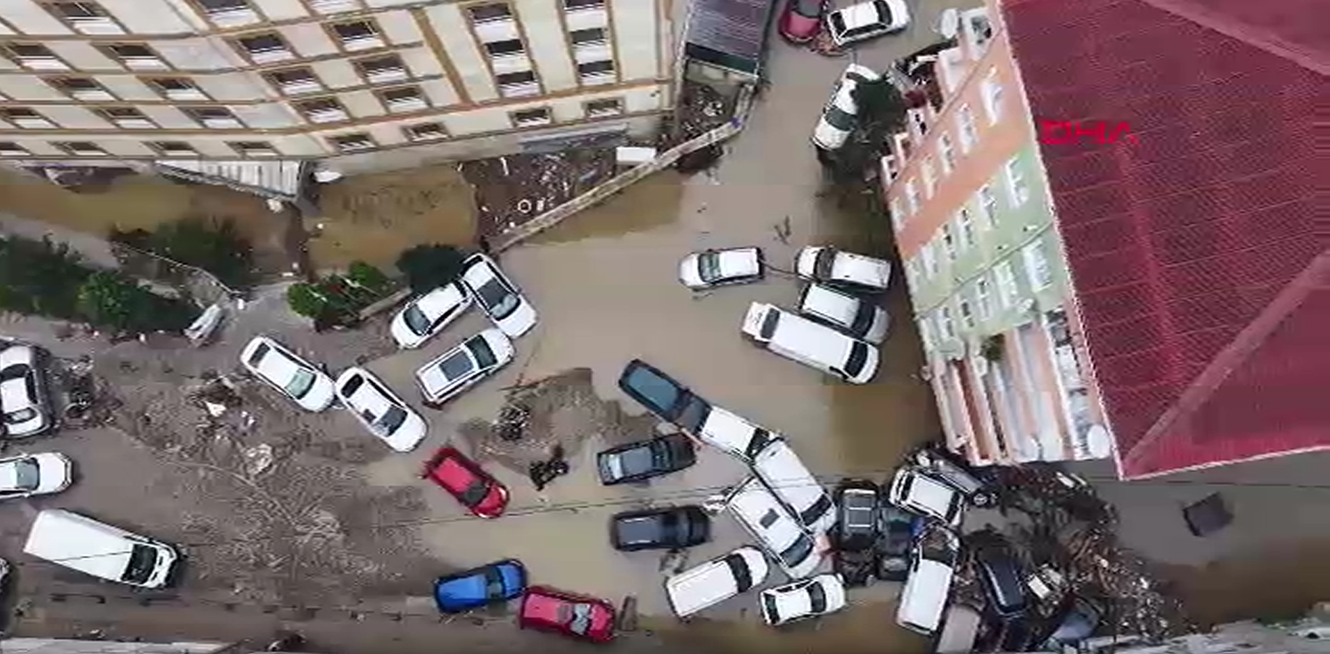 Ayazağa'da sel sularının araçları sürüklediği sokak havadan görüntüledi