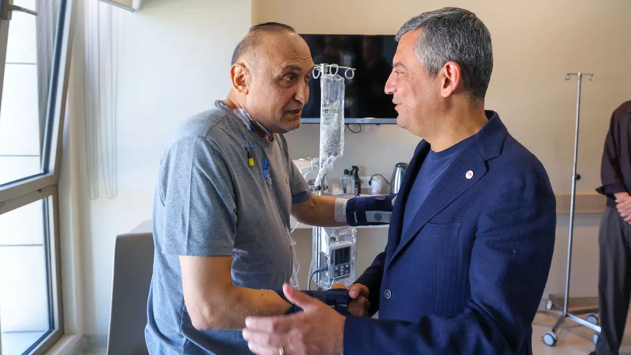 Özgür Özel, bıçaklı saldırıya uğrayan Melih Meriç'i ziyaret etti!