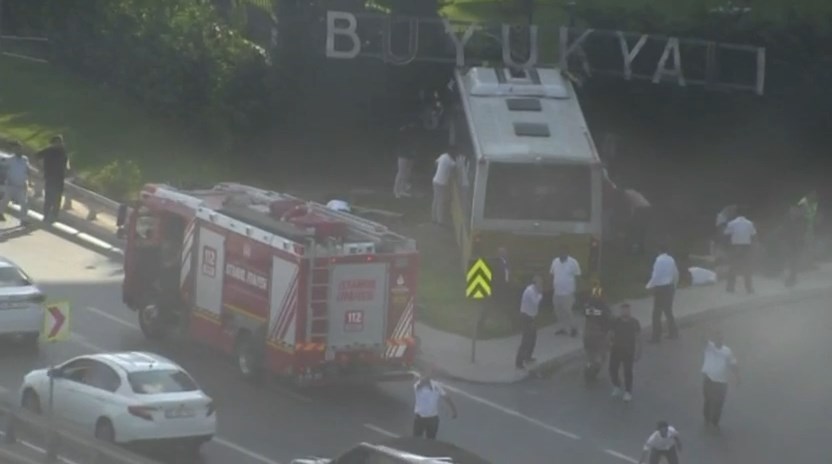 İstanbul'da İETT otobüsü bahçe duvarına çarptı! 2 ölü 1'i ağır 16 yaralı