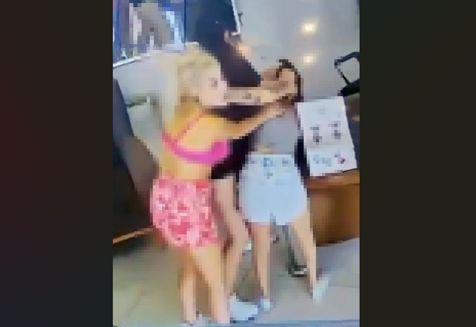 Kadınlar birbirine girdi! Tekme ve yumruklar havada uçuştu, başını tutup masaya vurdu