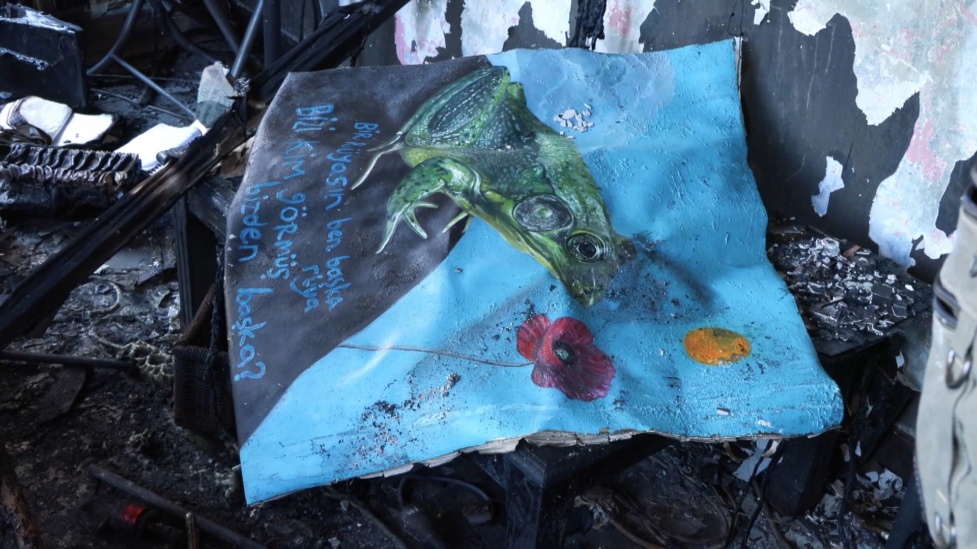 Beyoğlu’nda maçta atılan havai fişek eve düştü, sergiye hazırlanan ressamın 20 yıllık tabloları yandı