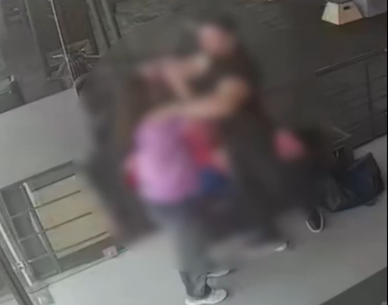 Spor salonunda kadına şiddet kamerada! Boğazını sıktı