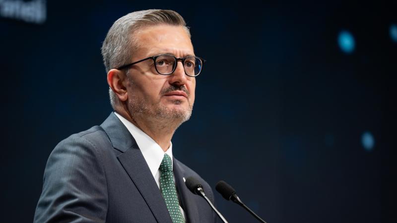 İletişim Başkanı Duran: Gençlerimizi sanal tacirlerin dünyasında savunmasız bırakmayacağız