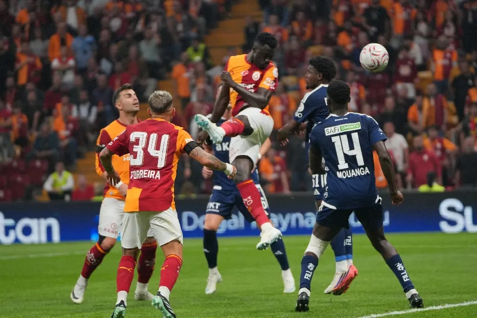 Galatasaray 10 kişi kaldığı maçta Kasımpaşa'yı 3-1 mağlup etti! Torreira Süper Lig kariyerinde ilk kez kırmızı kart gördü