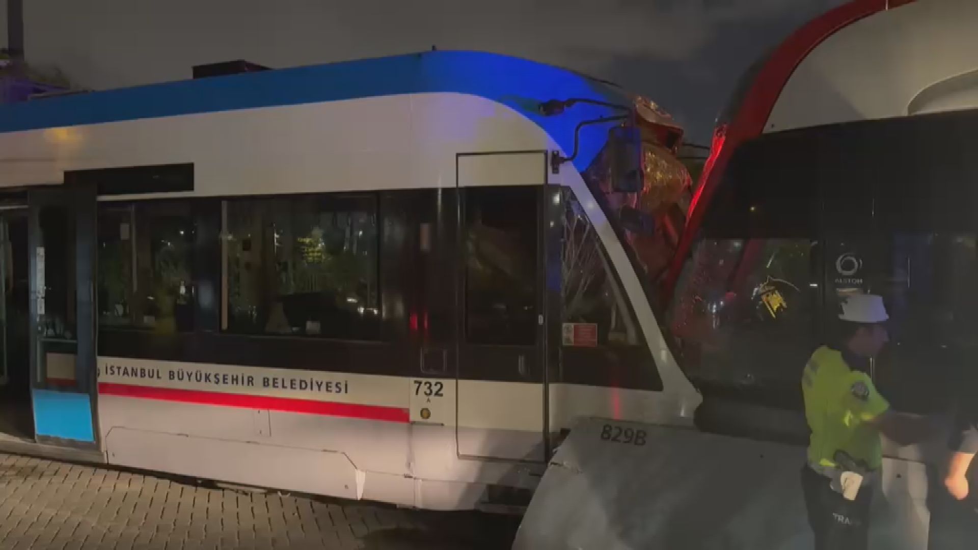 Zeytinburnu'nda 2 tramvay çarpıştı; yaralılar var