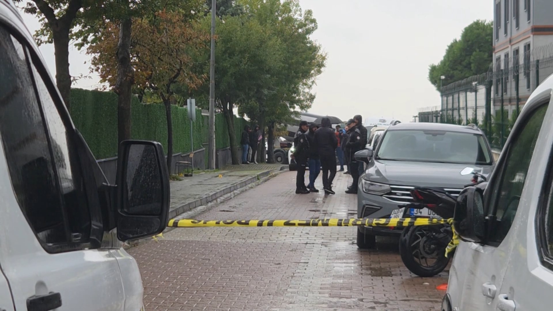 Avcılar'da okul önünde silah sesleri! Bekçi veliyi vurdu