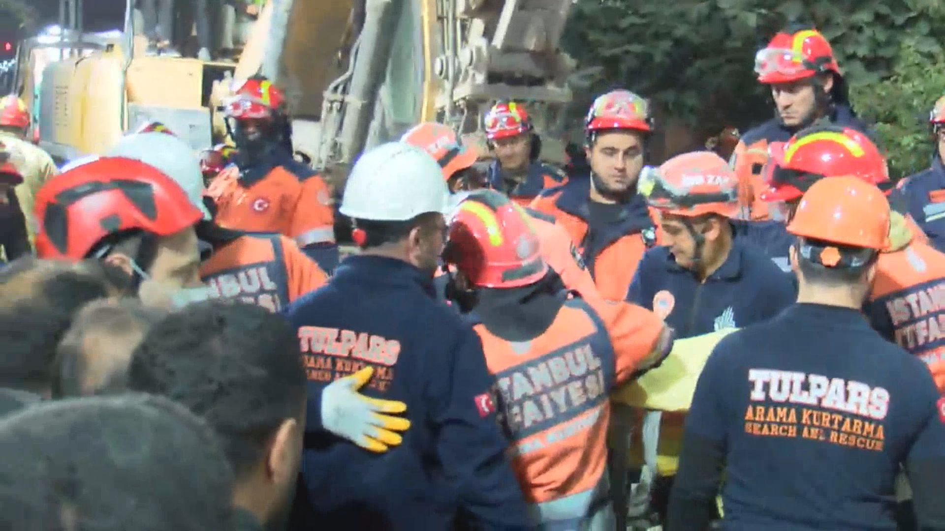 Maltepe'de çöken binadaki arama çalışmalarında enkazdan 1 kişi çıkarıldı