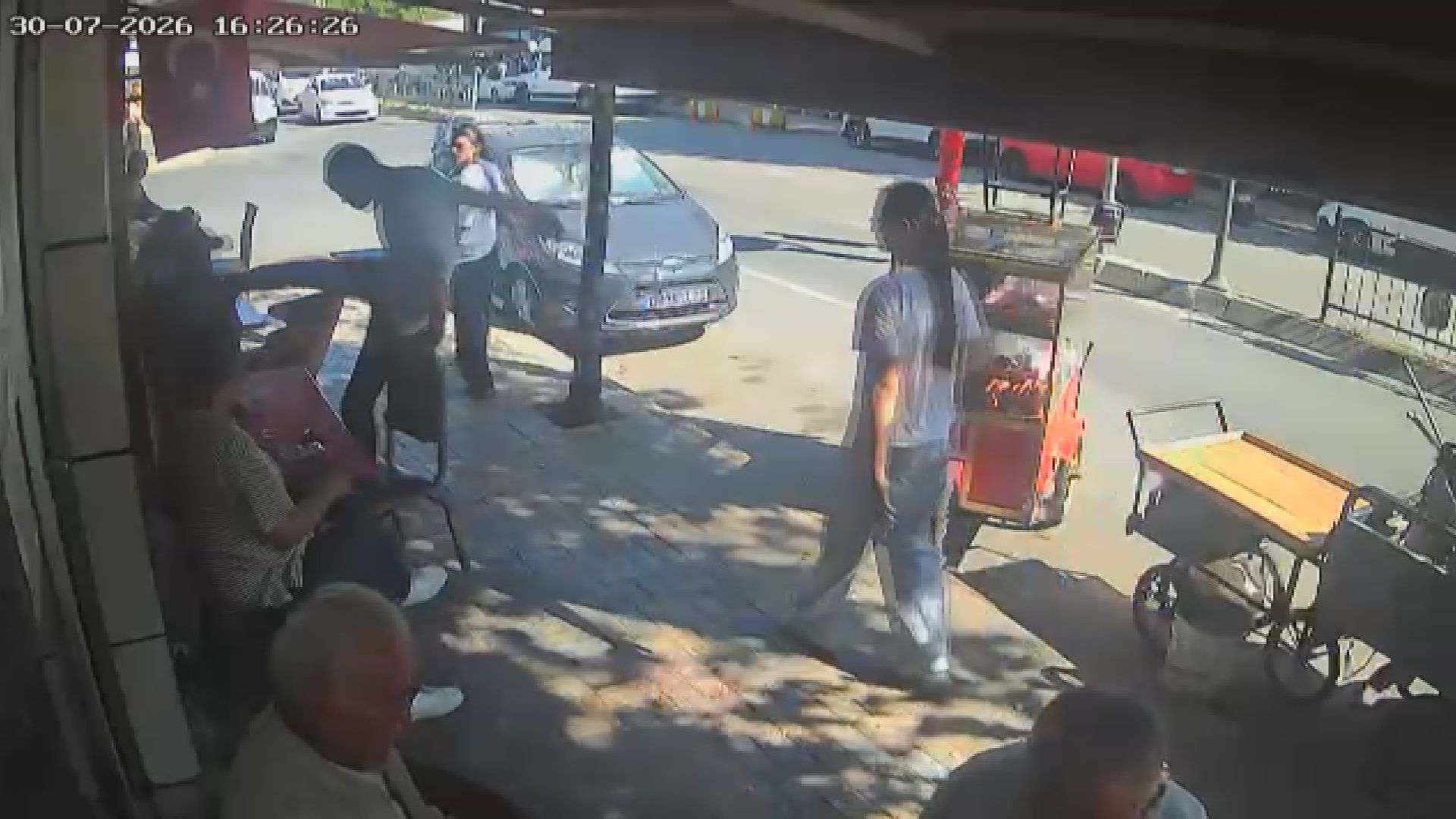 Laf atma kavgasını ayıran esnafın vurulma görüntüsü ortaya çıktı!