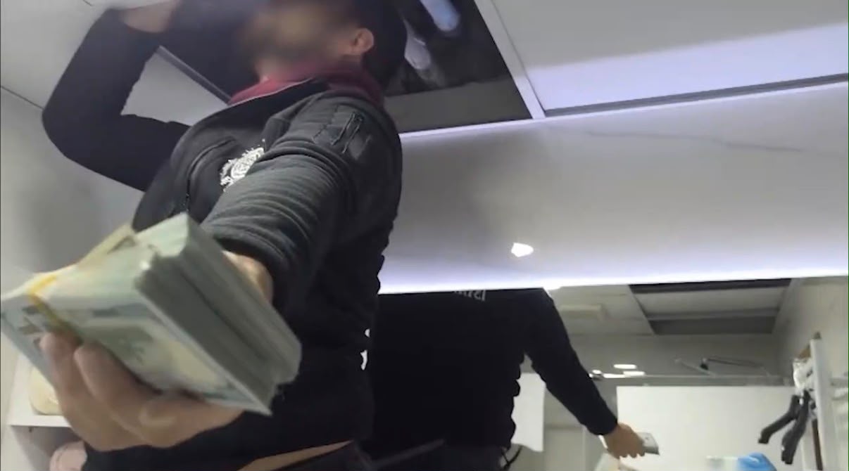 FETÖ operasyonunda tavan arasından milyonlar çıktı! 10 gözaltı