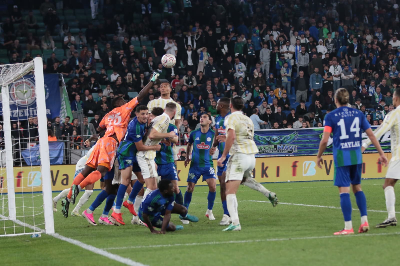 Fenerbahçe deplasmanda Çaykur Rizespor'u 3-0 mağlup etti!