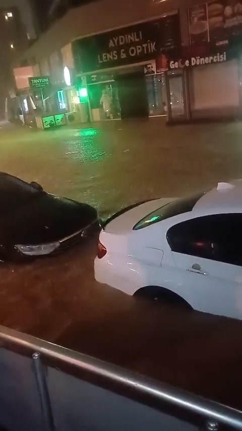 İstanbul'da sağanak hayatı felç etti! Yollar göle döndü