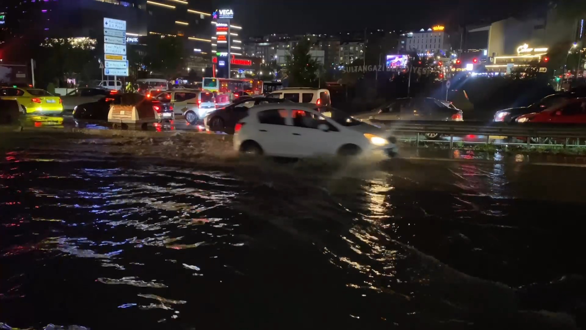 İstanbul’da sağanak etkili oluyor; yollar göle döndü