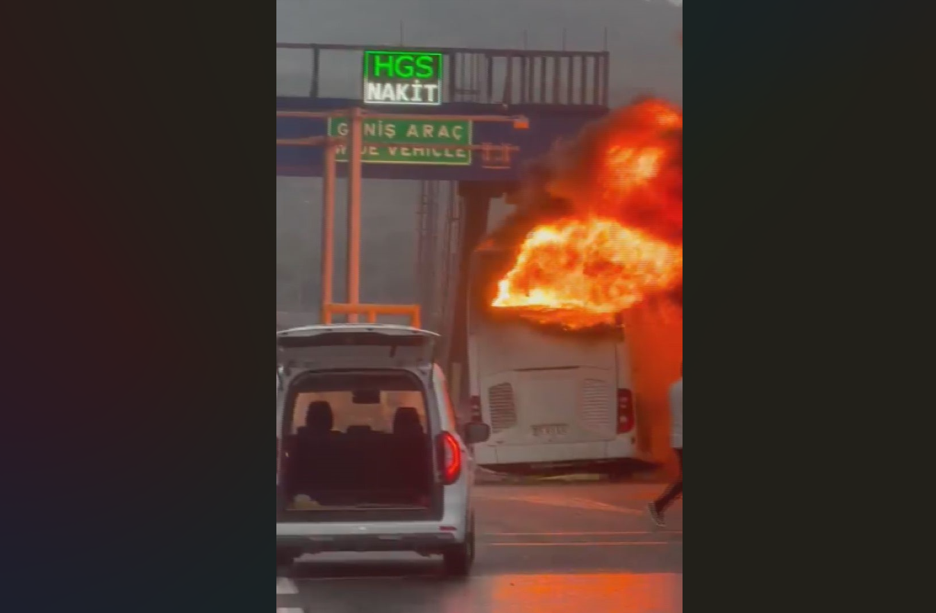 Eyüpsultan'da bariyere çarpan otobüs alev alev yandı: 2 ölü, 4 yaralı 