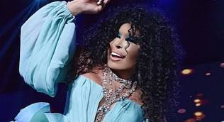 Bülent Ersoy konserde küplere bindi. Seyirciyi azarladı, "Defol git" diyerek kovdu!