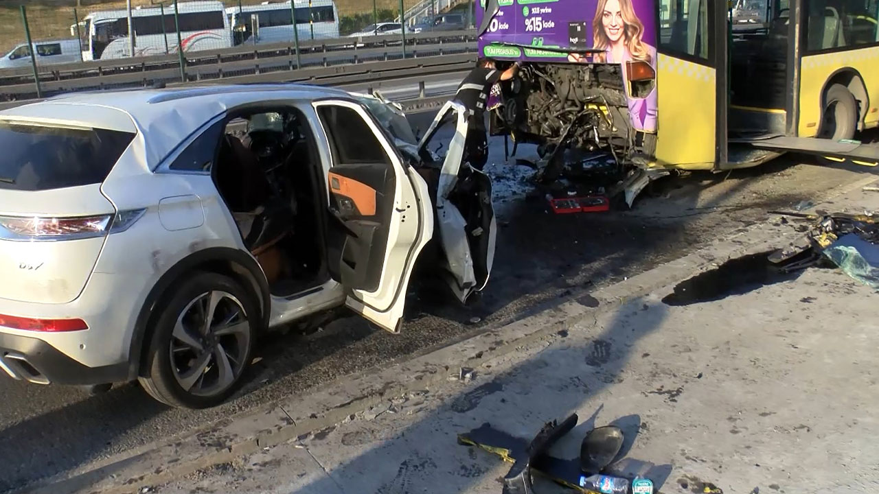 Sefaköy'de katliam gibi kaza! İETT otobüsüne arkadan çarpan otomobildeki 3 kişi öldü