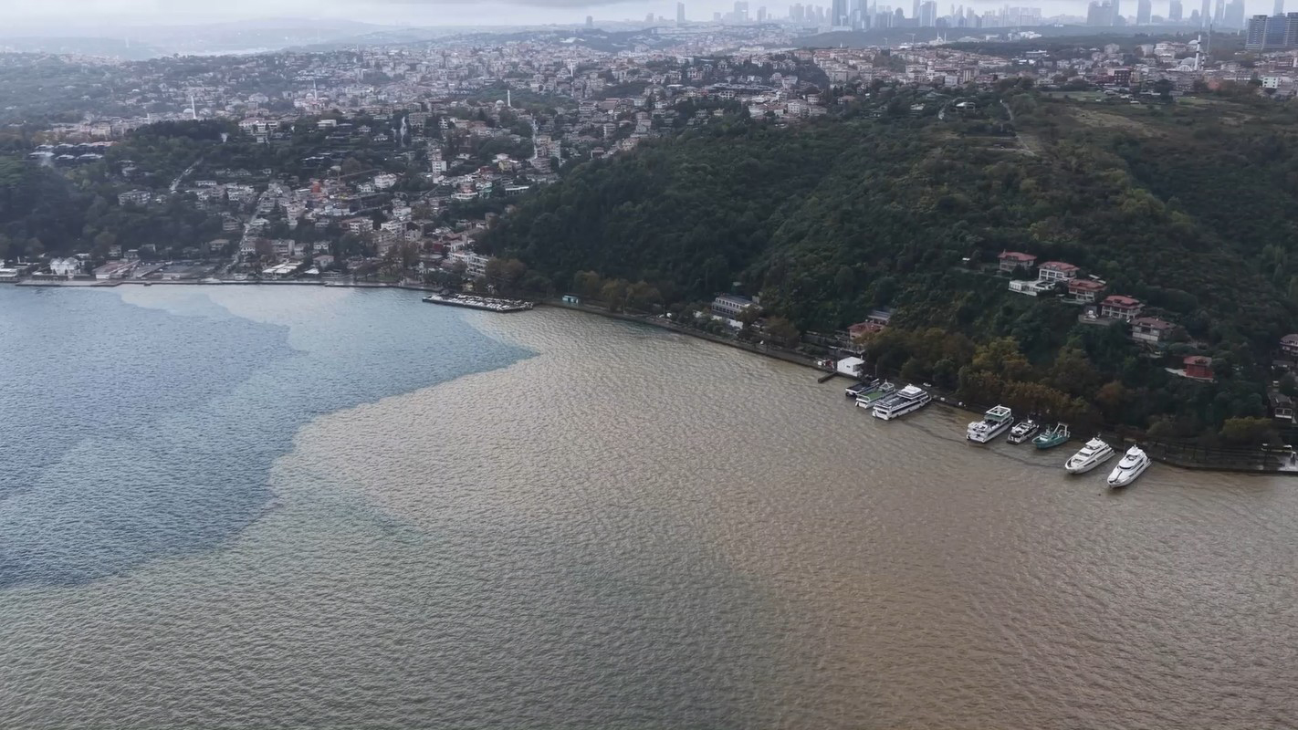 İstanbul'da şiddetli yağmur! Boğaz'ın rengi değişti, hastaneyi ve evleri su bastı okulun istinat duvarı çöktü